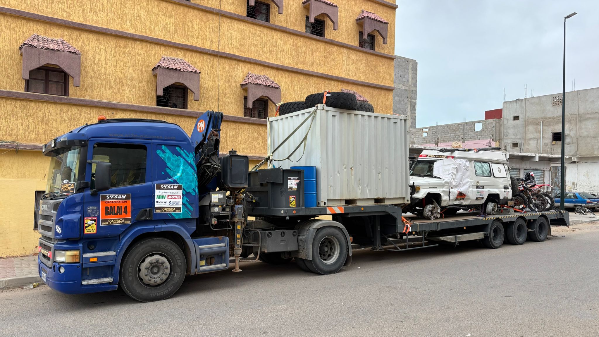 Camion Valdec Assistance transportant des vehicules de rallye en Afrique